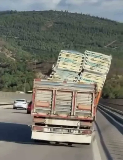 Bursa Çevre Otoyolu'nda Tehlikeli Taşımacılık Kamerada