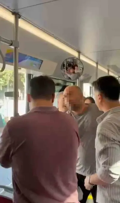 Şanlıurfa’da Şok Olay: Yaşlı Adamı Darp Eden Şahıs, Röportaj Verdiği Muhabirlere de Saldırdı