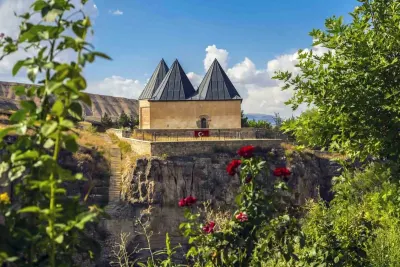 Tarihi Sultan Melik Türbesi Mengücekli Dönemine Işık Tutuyor