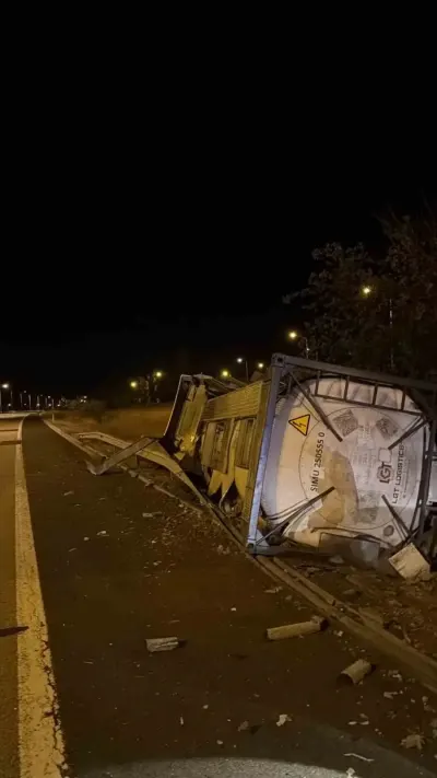 Havsa'da Kimyasal Yüklü Tır Bariyerlere Çarparak Devrildi