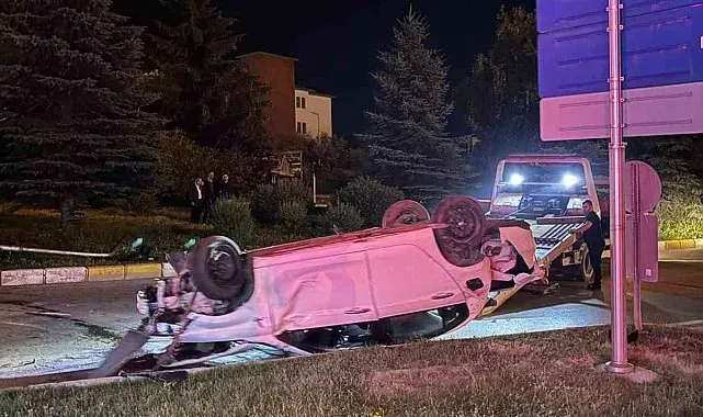 Erzurum'da otomobil refüje çıkıp takla attı: 3 yaralı