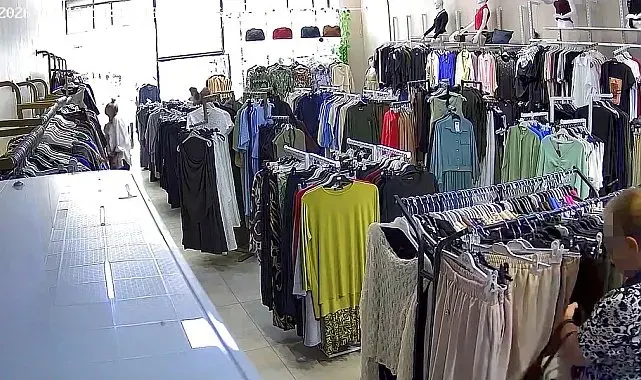 Elazığ'da mağazadan hırsızlık anı kamerada