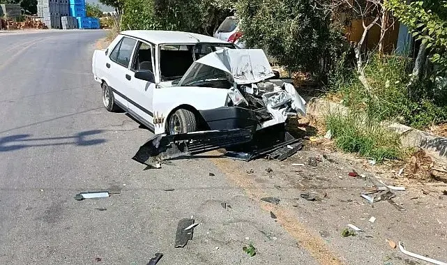 Virajı alamayan sürücünün park halindeki araca çarptığı anlar kamerada