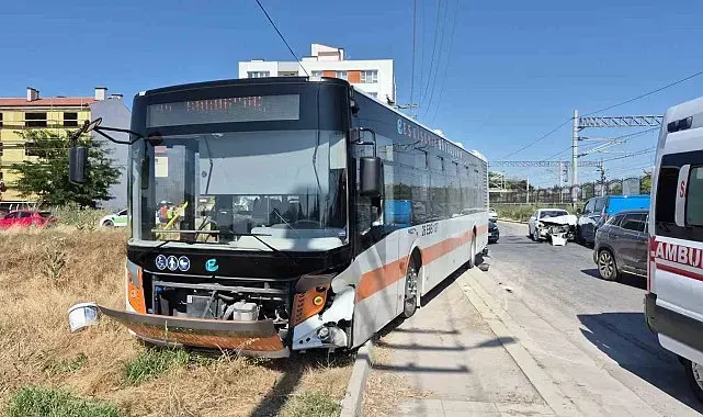 Eskişehir'de 2 belediye aracının çarptığı otomobildeki 2 kişi yaralandı