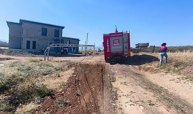 Hafriyat kamyonu elektrik tellerini kopardı