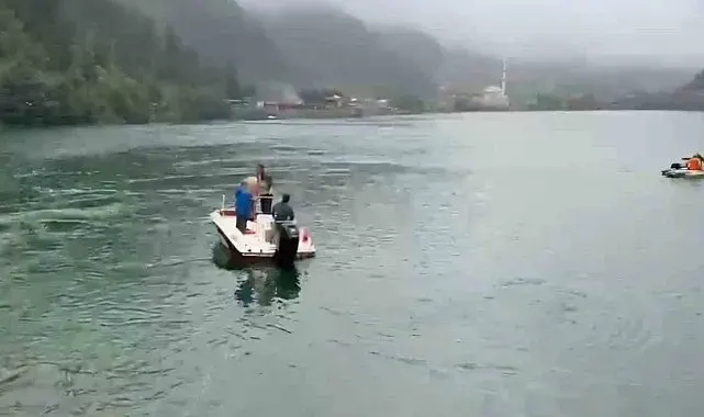 Uzungöl'e düşen çantayı kurtarmak için suya atlayan 2 Arap turistten 1'i kurtuldu, birisi kayıp
