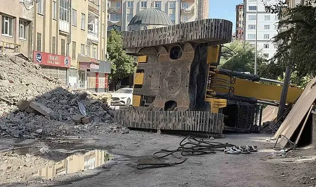 Yıkım çalışmasındaki iş makinesi devrildi: 1 yaralı