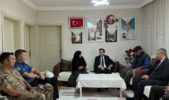 Susuz Kaymakamı Öztürk'ten şehit ailesine anlamlı ziyaret