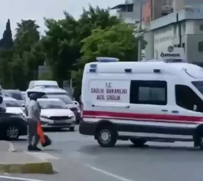 Antalya'da Temizlik İşçisinden Örnek Davranış: Reflektörlü Yeleğiyle Ambulansa Yol Açtı