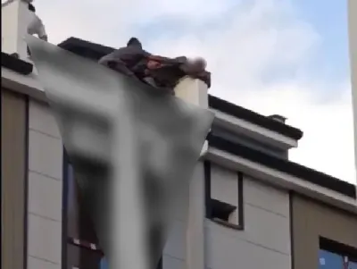 Denizli'de Eşiyle Tartışıp Çatıya Çıkan Genci Belediye Başkanı Son Anda Kurtardı