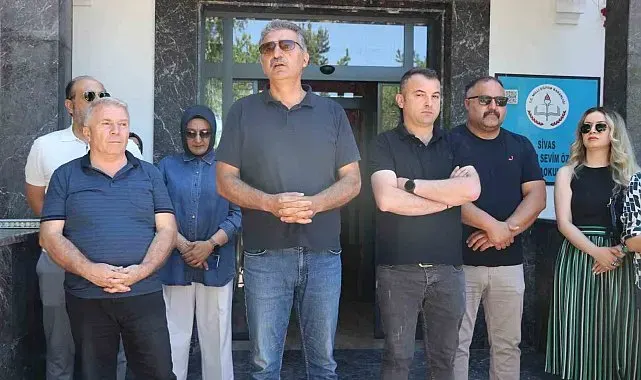 Eğitim kurumu konkordato ilan etti, veliler okul önünde toplandı