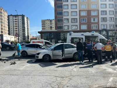 Kayseri'de Otomobiller Çarpıştı: 2 Yaralı