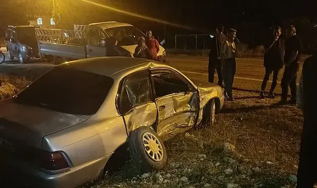 Otomobil ile kamyonet çarpıştı: 2 yaralı