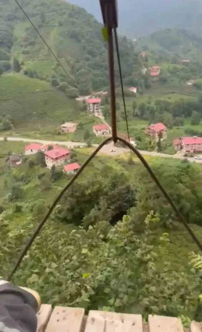 Rize'de Çay Üreticisinin İlkel Teleferikle Yürekleri Ağza Getiren Yolculuğu
