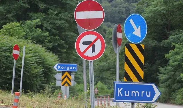 Kavşaktaki 29 tabela sürücülerin kafasını karıştırıyor