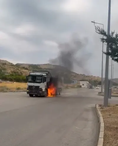 Elazığ'da Kamyon Yangınına Beton Mikseri Sürücüsünden Örnek Müdahale
