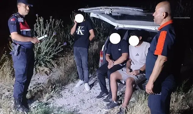 Gezmek için çıktıkları dağda yönlerini kaybeden 3 kişiyi AFAD buldu