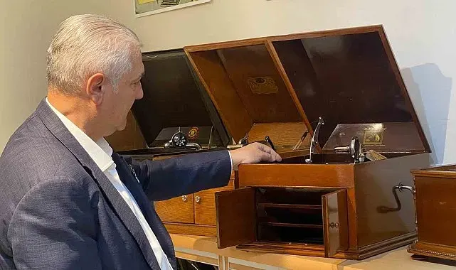 Gramafon tutkusuyla yüzlerce gramafon ve plakı bir araya getirdi