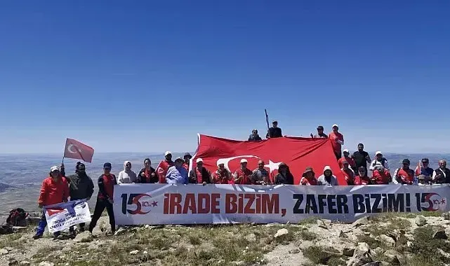 15 Temmuz için zirveye tırmandılar