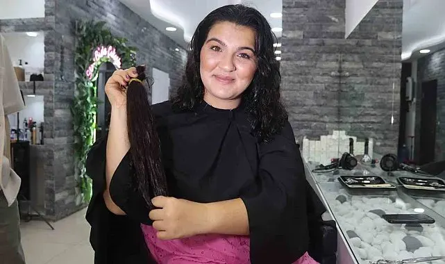Gözü gibi koruduğu saçlarını kanser hastası çocuklar için kesti