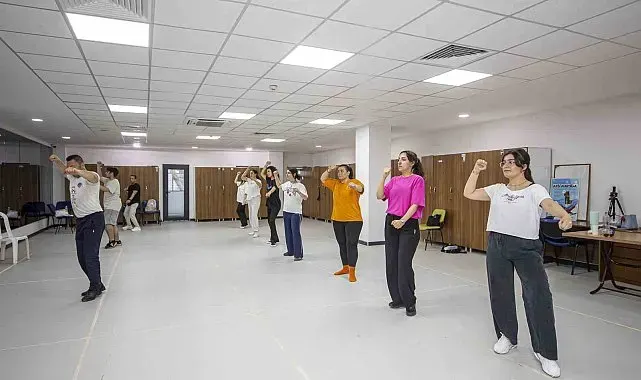 Mersin'de halk oyunları kursuna yoğun ilgi