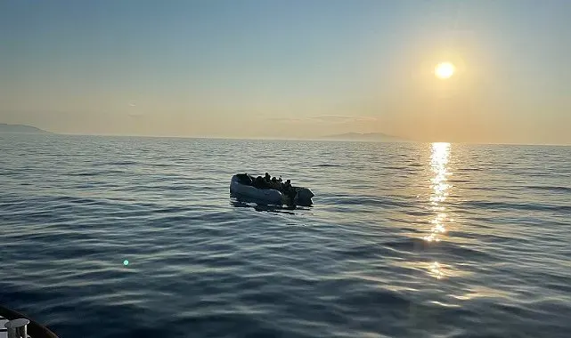 Çeşme'de hareketli lastik bottaki 20 düzensiz göçmen yakalandı