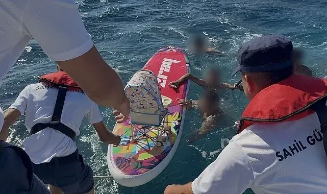 İzmir'de kürek sörfü yaparken denizde sürüklenen 5 kişi kurtarıldı