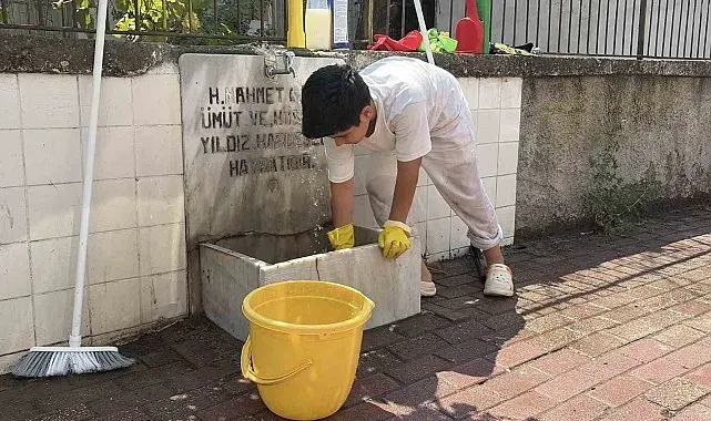 Yaşıtları oyun oynarken, O, şehit mezarlıkları ve çeşmeleri temizliyor