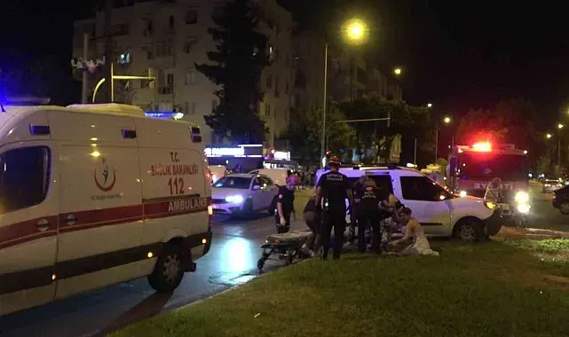 Antalya'da iki hafif ticari araç kavşakta çarpıştı: 3 yaralı