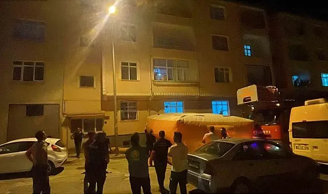 Evinin balkonundan atlamak isteyen şahsı, polisler ikna etti