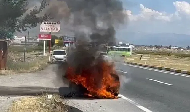 Erzincan'da otomobil küle döndü! Sürücünün sigaralı müdahalesi dikkat çekti