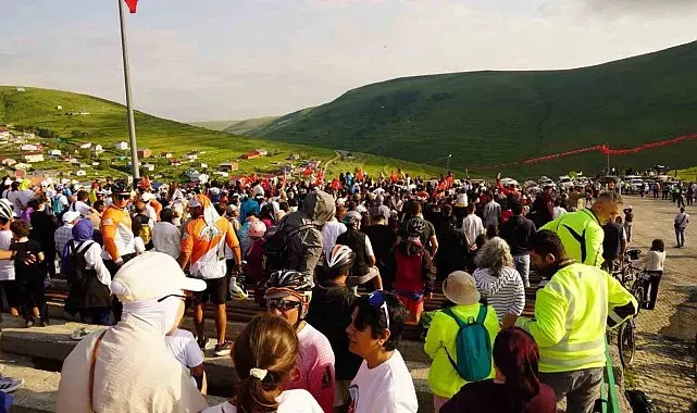 Ardahan'da Ata'nın silüetine bulut engeli