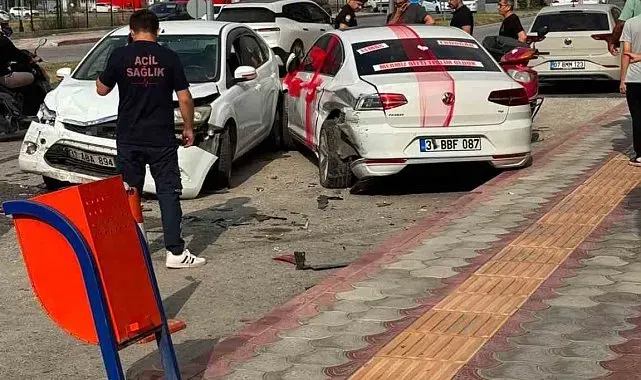 Gelin arabası otomobille çarpıştı: 1 yaralı