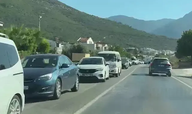 Kuşadası'nda milli park dönüşü yoğunluğu oluştu