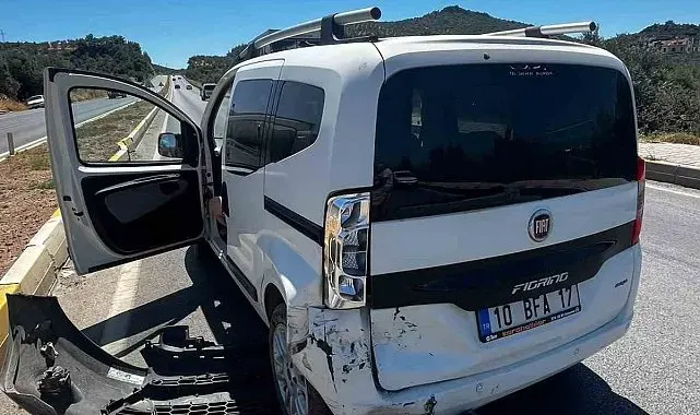 Burhaniye'de otomobiller çarpıştı