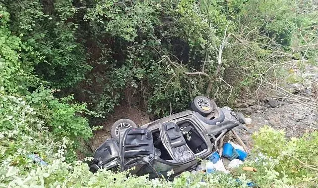 Otomobille çarpışan hafif ticari araç dereye uçtu: 7 yaralı