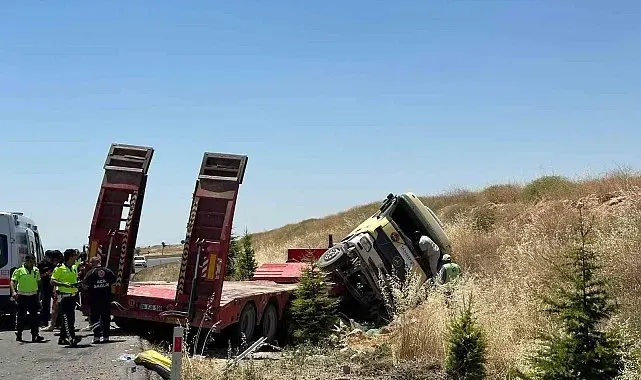 Uşak'ta tır şarampole devrildi: 1'i ağır 3 yaralı