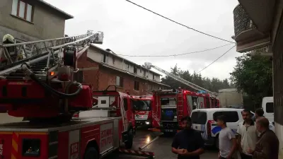 Sultanbeyli'de Kentsel Dönüşüm İçin Boşaltılan Binanın Çatısında Yangın Çıktı