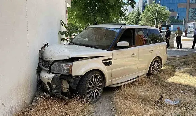 Kontrolden çıkan cip, kaldırımda yürüyen vatandaşa çarptı: 1'i ağır 2 yaralı