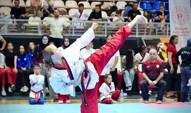 Balıkesır'de 15 Temmuz ruhu ile taekwondo poomsae heyecanı başladı