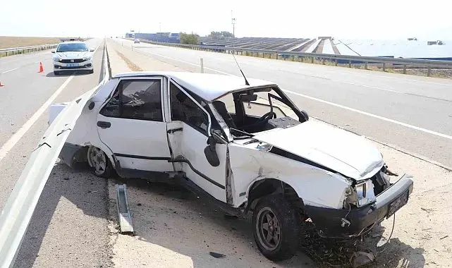 Bariyerlere çarpan otomobil iki büklüm oldu: 1 yaralı