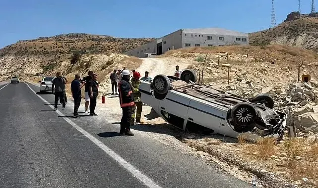 Mardin'de otomobil takla attı: 2 yaralı