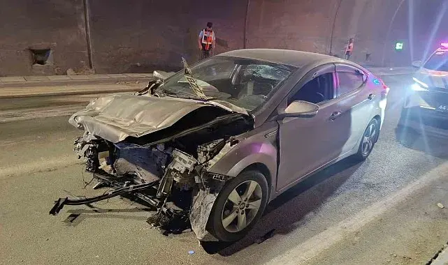 Erkenek Tüneli'nde otomobil kamyona arkadan çarptı: 1 yaralı