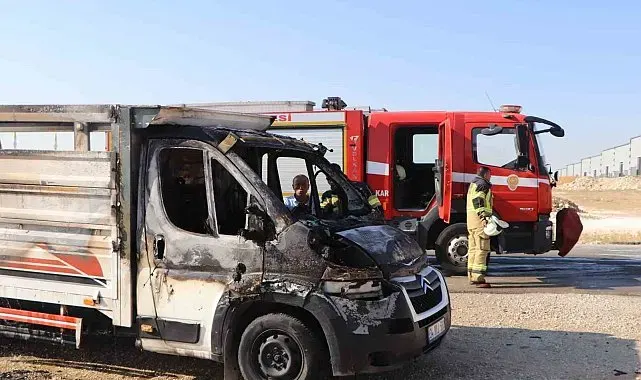 Kasasındaki atık malzemeler tutuşan kamyonet yanarak demir yığınına döndü