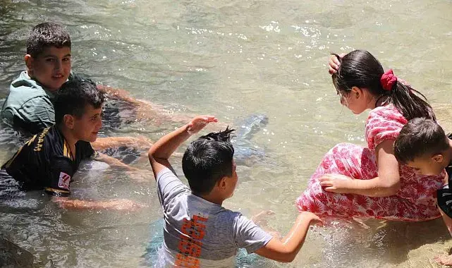 40 metreden dökülen buz gibi sular sıcaktan bunalanları ağırlıyor