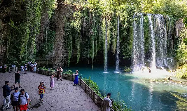 Düden Şelalesi sıcak Antalya günlerinde ziyaretçilerine serin mola mekanı oldu
