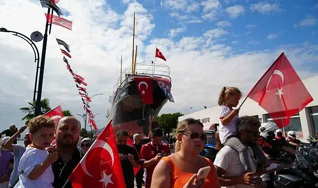 Bandırma Vapuru karadan yürütülerek yeni yerine taşındı: Mehter marşı ile karşılandı