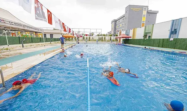 Mersin'de 7'den 77'ye herkes yüzme kurslarında buluşuyor
