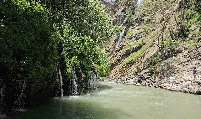Sıcakların artmasıyla Hakkari Kaval Şelalesi'nde yoğunluk yaşanıyor