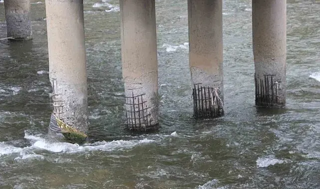 Ayaklarının betonu dökülen, demirleri açığa çıkan köprü korkutuyor